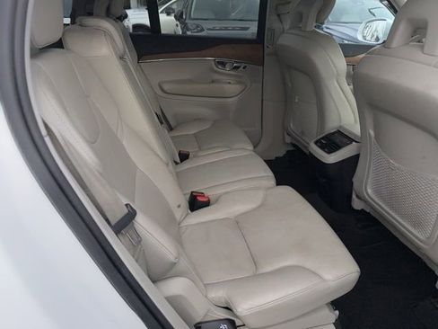 Used 2021 Volvo XC90 T6 Momentum image 6