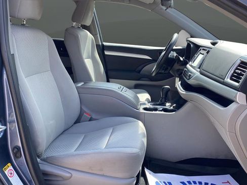 Used 2019 Toyota Highlander LE AWD/4WD image 24