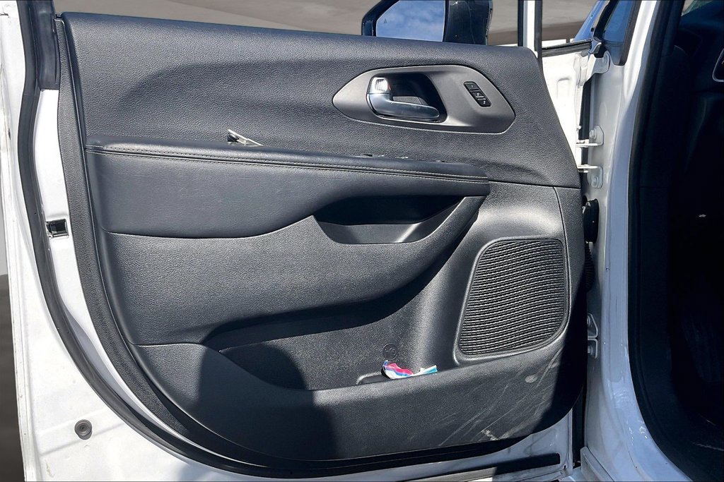 Used 2025 Chrysler Pacifica Select FWD image 19