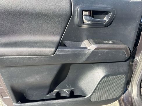 Used 2016 Toyota Tacoma TRD Sport image 28