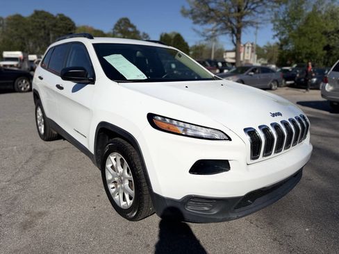 Used 2017 Jeep Cherokee Sport image 3