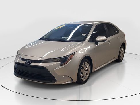 Used 2023 Toyota Corolla LE image 3