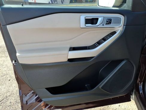 Used 2023 Ford Explorer Limited w/ Equipment Group 301A AWD/4WD image 13