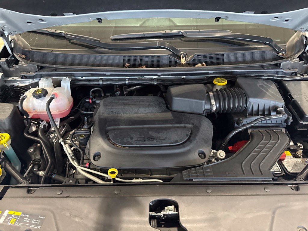 Used 2024 Chrysler Pacifica Touring-L w/ Uconnect Theater Family Group FWD image 11