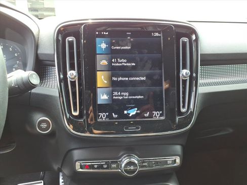 Used 2022 Volvo XC40 T5 R-Design w/ Climate Package image 15