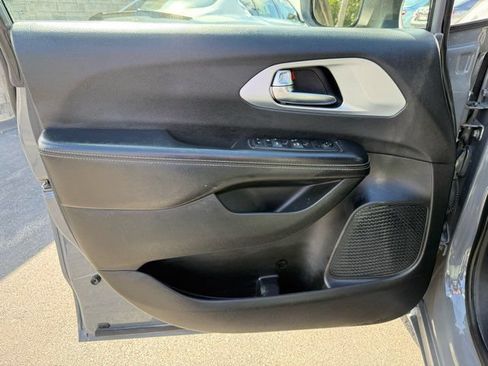 Used 2023 Chrysler Pacifica Touring FWD image 9