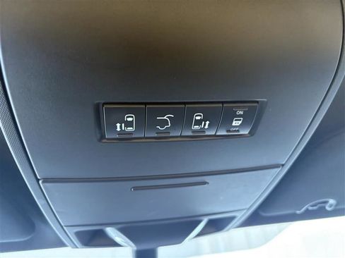 Used 2019 Dodge Grand Caravan SXT image 18