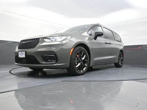Used 2023 Chrysler Pacifica Touring-L w/ S Appearance Package FWD image 26