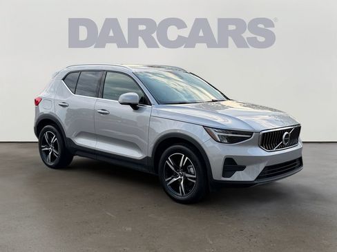 Certified 2025 Volvo XC40 B5 Core AWD/4WD image 1