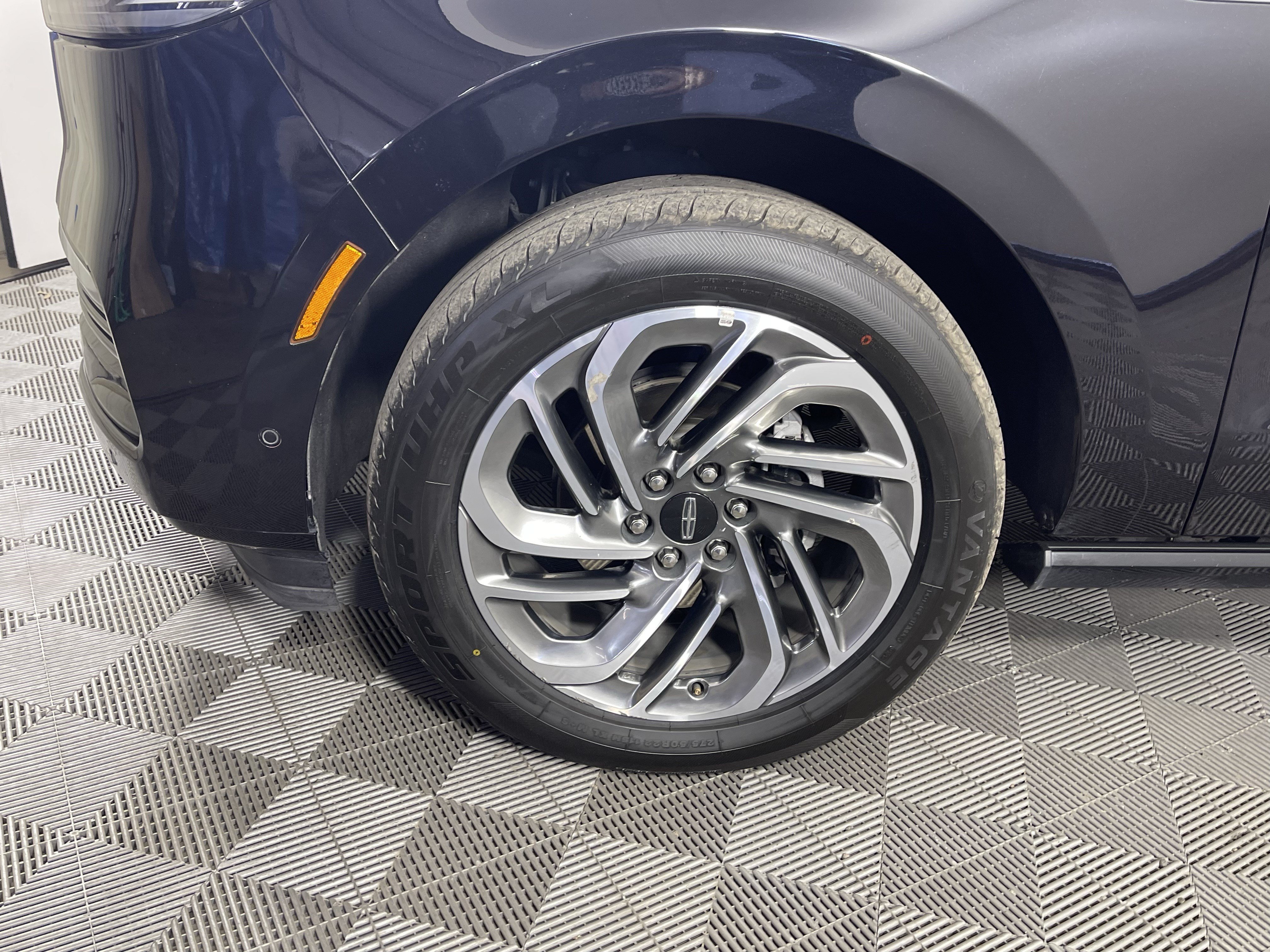 Used 2025 Lincoln Navigator Reserve AWD/4WD image 9
