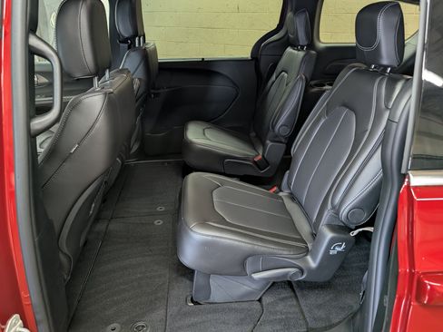 New 2027 Chrysler Pacifica Select AWD/4WD image 8