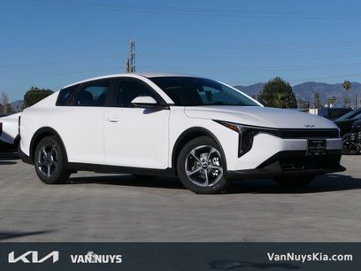 New 2025 Kia K4 LXS