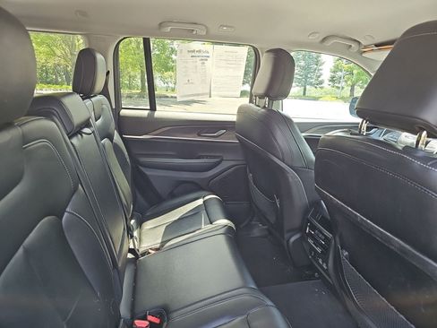 Used 2023 Jeep Grand Cherokee Limited w/ Black Appearance Package AWD/4WD image 14