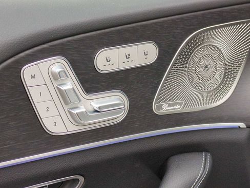 Used 2025 Mercedes-Benz GLS 450 4MATIC image 18