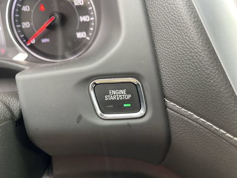 Used 2023 GMC Acadia SLT w/ Preferred Package FWD image 17