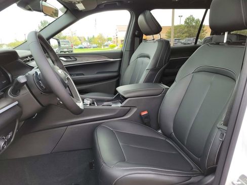 New 2026 Jeep Grand Cherokee L Limited w/ Limited Altitude Package AWD/4WD image 17