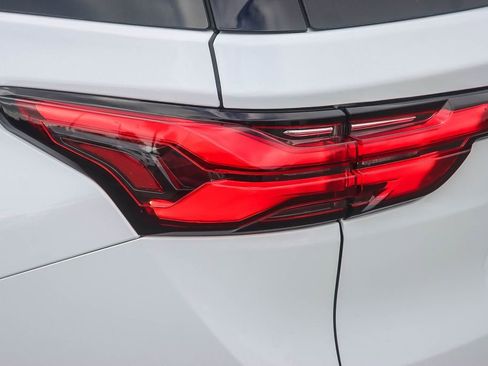 Used 2023 Chevrolet Traverse RS image 8