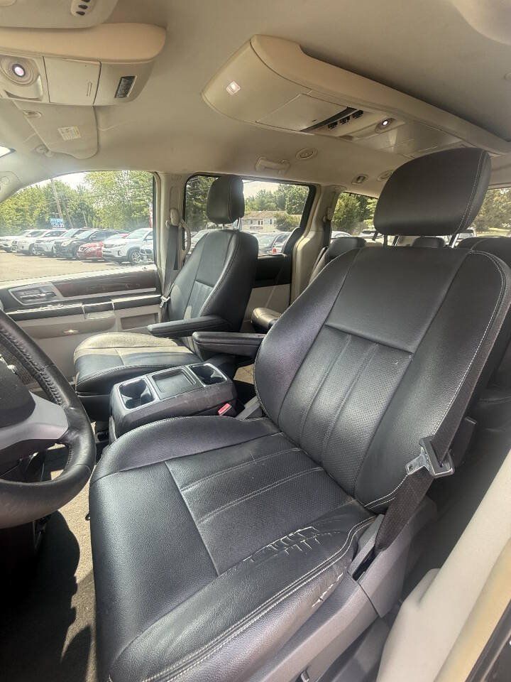 Used 2010 Chrysler Town & Country Touring Plus FWD image 13
