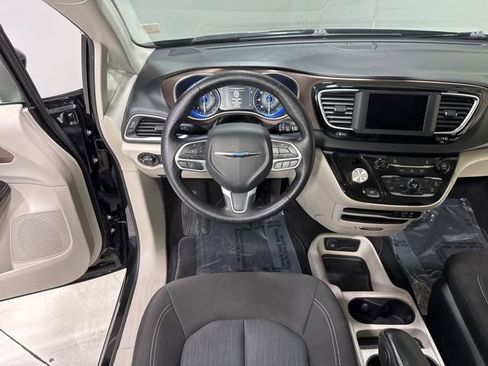 Used 2020 Chrysler Voyager LX FWD image 16