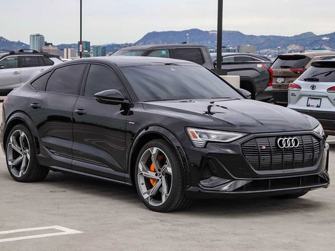 Used 2023 Audi e-tron S Prestige w/ Prestige Package image 3