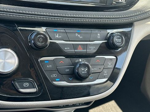 Used 2023 Chrysler Pacifica Touring-L FWD image 21