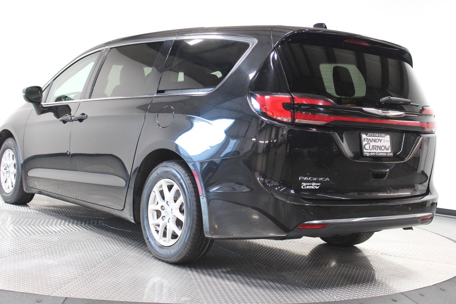 Used 2023 Chrysler Pacifica Touring-L FWD image 8