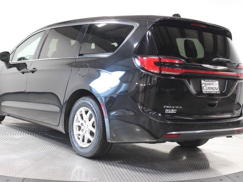 Used 2023 Chrysler Pacifica Touring-L FWD image 8