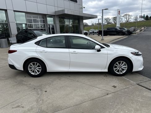 Used 2026 Toyota Camry LE w/ Convenience Package image 9