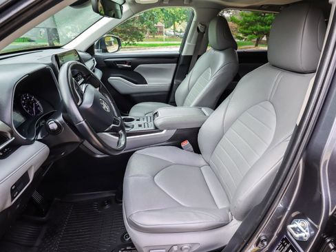 Used 2020 Toyota Highlander XLE image 41