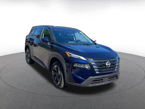 Used 2025 Nissan Rogue SV image 2