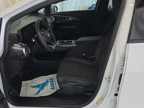 Used 2026 Chevrolet Equinox EV LT FWD image 2