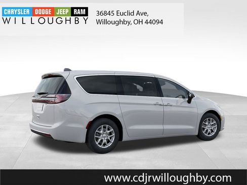 New 2026 Chrysler Pacifica Select FWD image 4