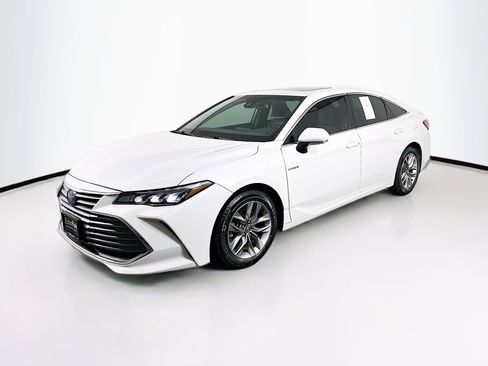 Used 2019 Toyota Avalon XLE w/ Moonroof Package image 3