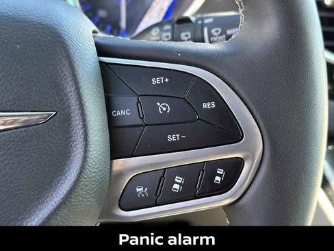 Used 2023 Chrysler Pacifica Touring-L image 26