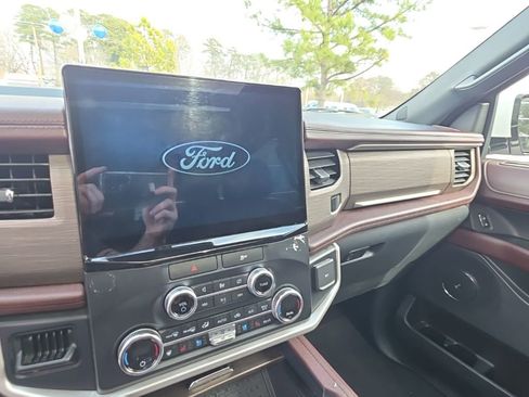 Used 2022 Ford Expedition Limited image 9
