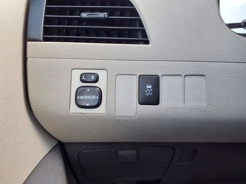 Used 2012 Toyota Sienna FWD image 8
