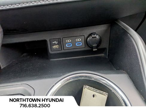 Used 2022 Toyota Highlander XLE image 18