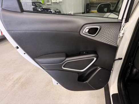 Used 2025 Kia Soul LX w/ LX Technology Package FWD image 19