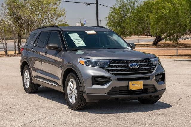Used 2023 Ford Explorer XLT RWD image 2