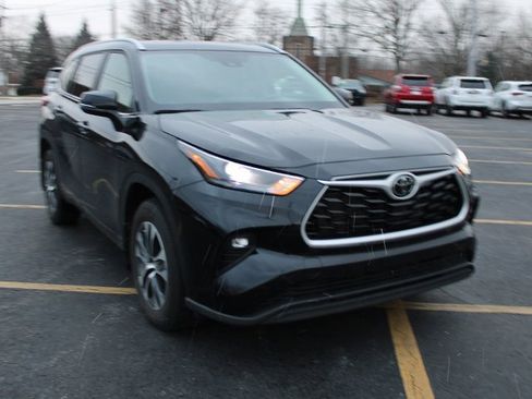Certified 2023 Toyota Highlander XLE image 4
