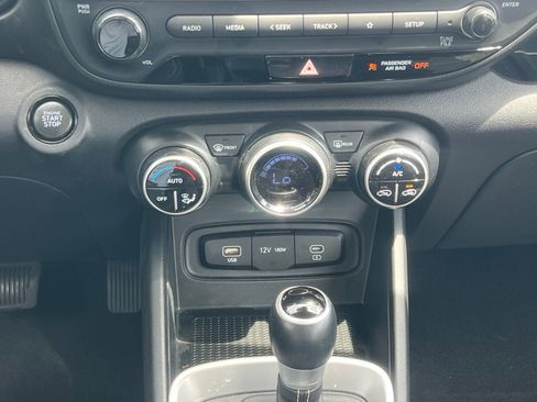 Used 2025 Hyundai Venue SEL FWD image 31