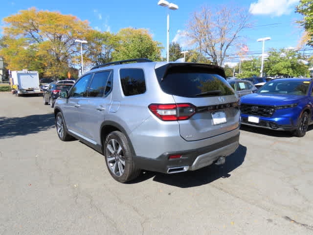 Used 2024 Honda Pilot Touring image 4