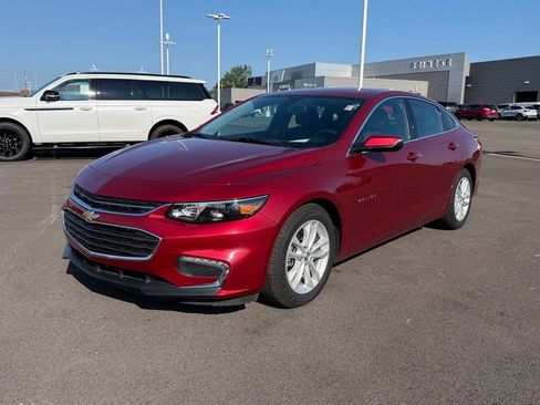 Used 2017 Chevrolet Malibu LT FWD image 1