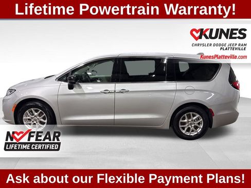 Used 2024 Chrysler Pacifica Touring-L image 7