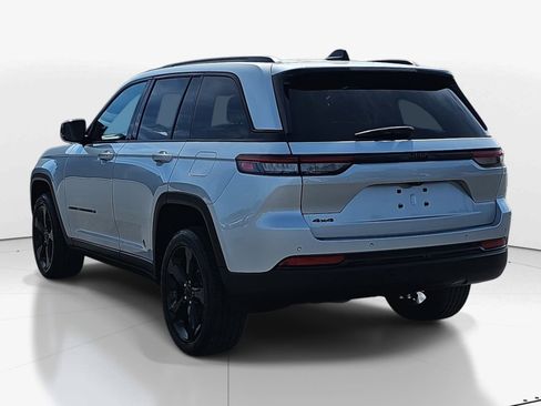 Used 2023 Jeep Grand Cherokee Altitude image 5