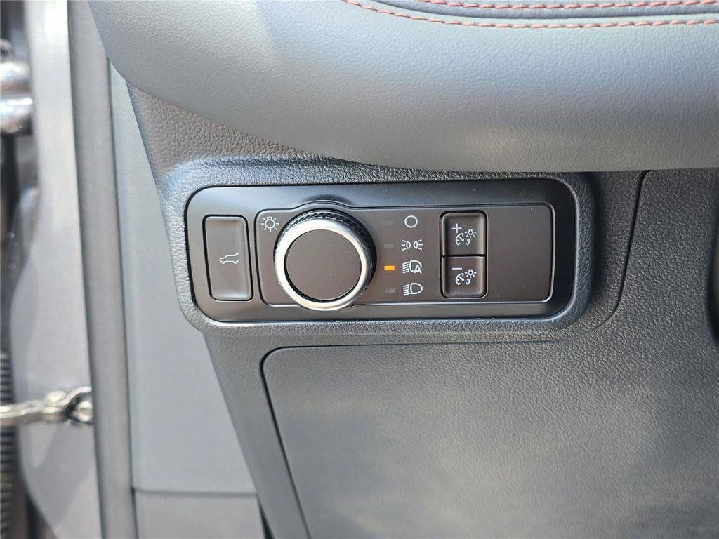 Used 2025 Ford Explorer Active AWD/4WD image 33