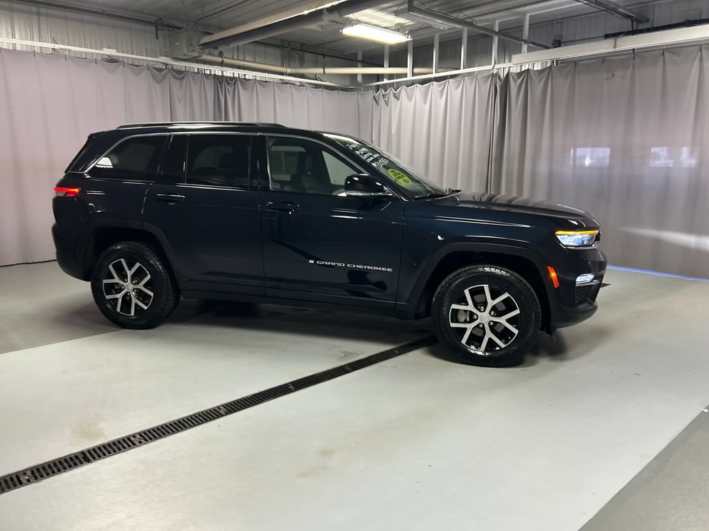 Used 2024 Jeep Grand Cherokee Limited AWD/4WD image 8