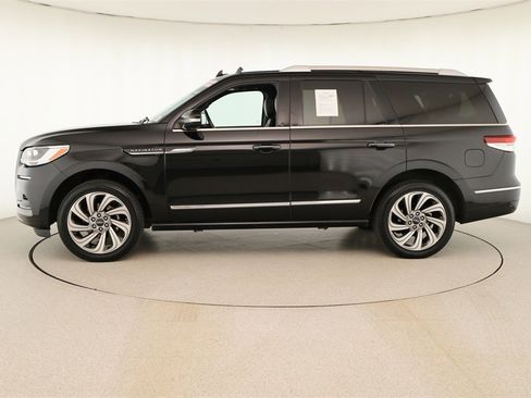 Used 2024 Lincoln Navigator Reserve image 2