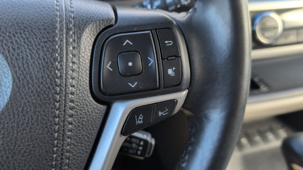 Used 2019 Toyota Highlander XLE AWD/4WD image 16