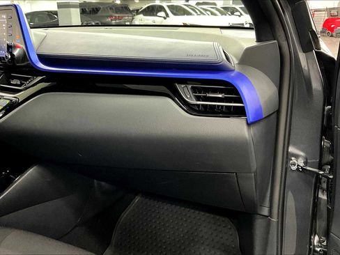 Used 2022 Toyota C-HR XLE image 18